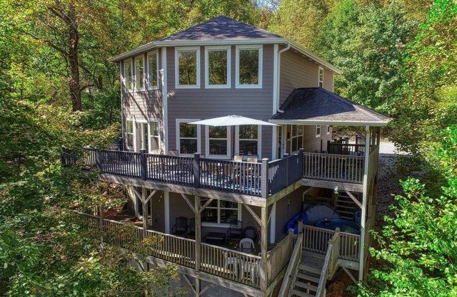 Dock Holiday – Lakefront, Sleeps 19, private dock, private hot tub