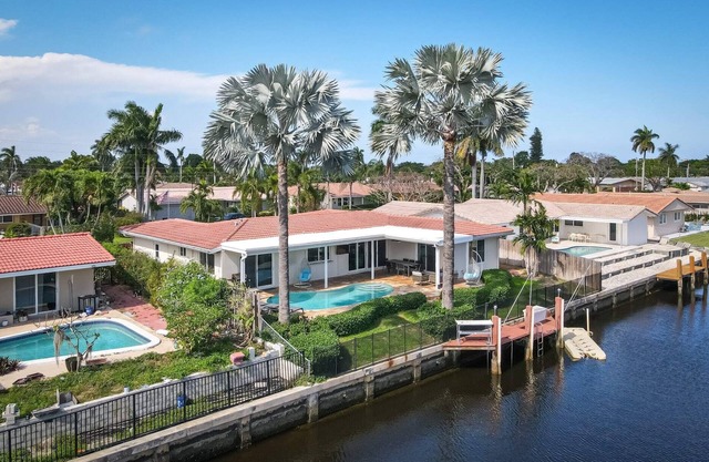 Dockside Daydreams, Cozy, Canal Front with Pool