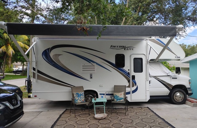 Dog Friendly 1-bedroom camper/RV