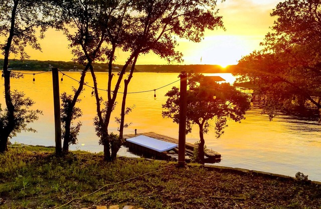 Waterfront Dog Friendly Lake Travis 3 BR Home en Eck Lane en Hudson Bend