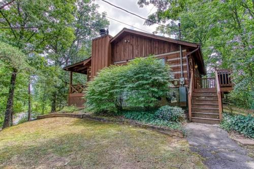 Dog friendly, adorable 1BR log cabin with hot tub and screen in porch!