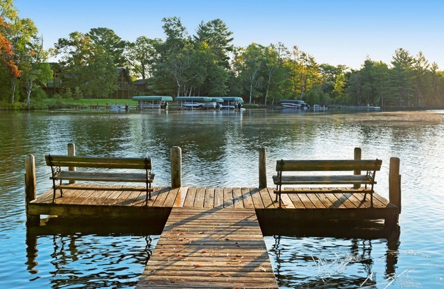 Cabina para perros con terraza privada, canchas de tenis compartidas y muelle en el lago Voyageur.
