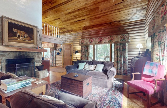 Dog-friendly cabin with mountain views, wood-burning fireplace, and WiFi