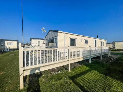 Dog Friendly Caravan With Large Decking Near Heacham Beach, Ref 21052H