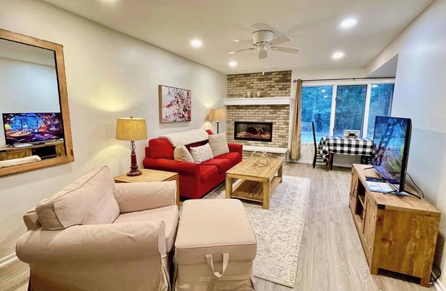 PET Friendly Condo w/POOLS (1 Mile from Ski Hill)