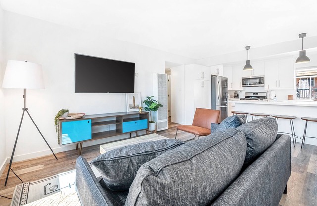 Dog-friendly duplex with washer/dryer, two full kitchens, & large backyard