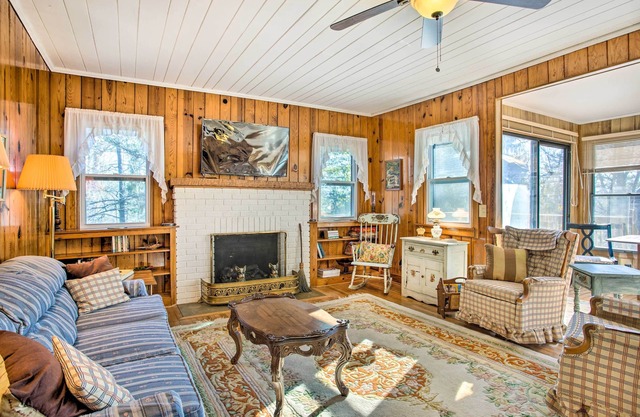 Hendersonville Cabina w / cubierta - Cerca de Asheville!