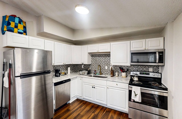 Dog-friendly home with backyard, hammock, close to shopping and dining