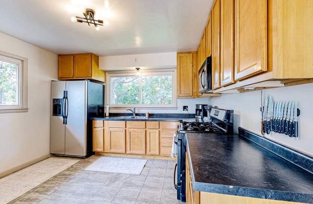 Dog-friendly home with yard - near Indiana Dunes NP & walk to the beach