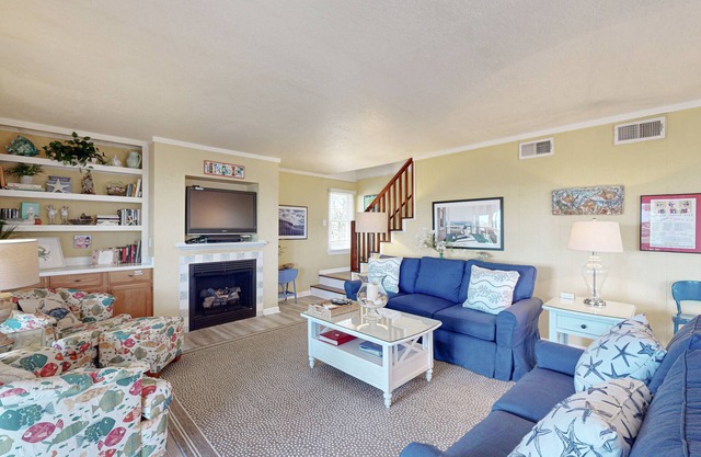 Dog-friendly House w/Water View, Free WiFi, AC, Private Hot Tub