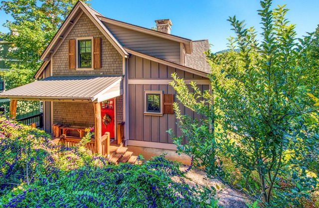 Dog-friendly mountain home w/ central AC, EV chargers, fireplace, & washer/dryer