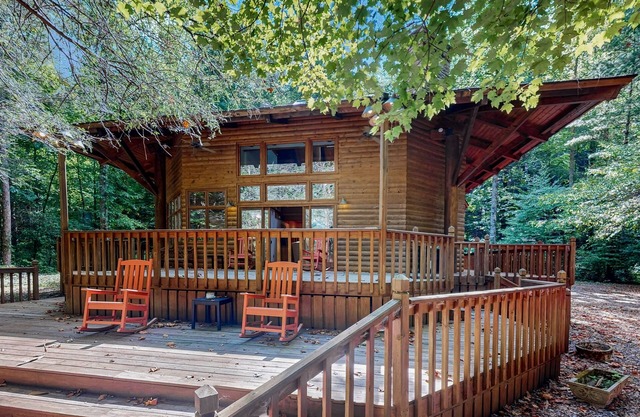 Dog friendly, peaceful cabin, firepit, deck, away from it all