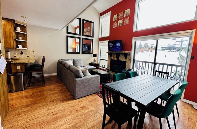 Dollar Mountain View Condo. 2 king beds and 2 twins.