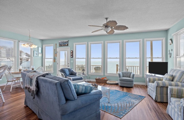 Dolphin Watch-Pet Friendly/Sound Front Home