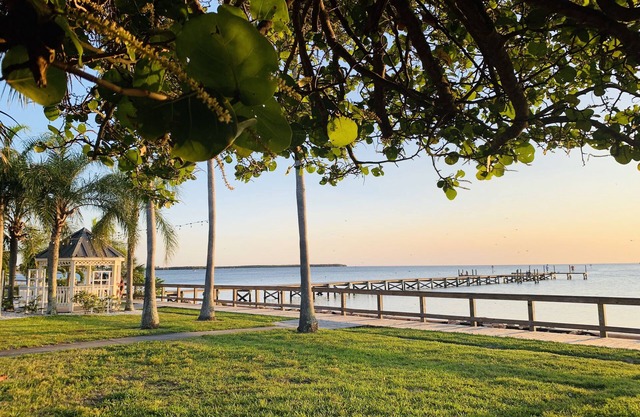 DOLPHINS🐬,BEACH step away,WIFI, FREE PARKING, POOLS,HOT TUB, MARINAS, PIER #307