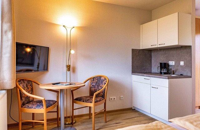 Doppelzimmer mit Terrasse & Miniküche - Ferienanlage zum See Hotel