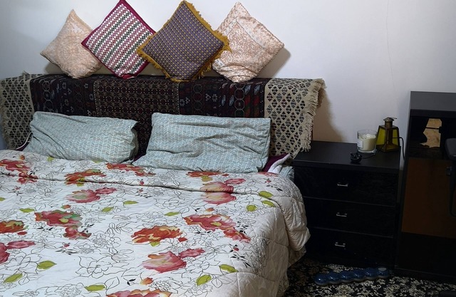 Double bedroom in a friendly home 5 mins drive to town centre