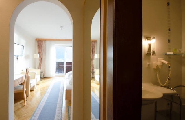 Double room, shower/WC partly separate in the room - Hotel Ossiacher See****