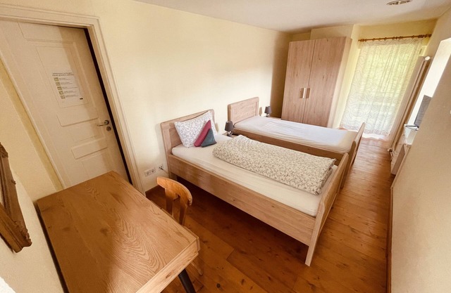 Habitación doble con ducha y aseo.