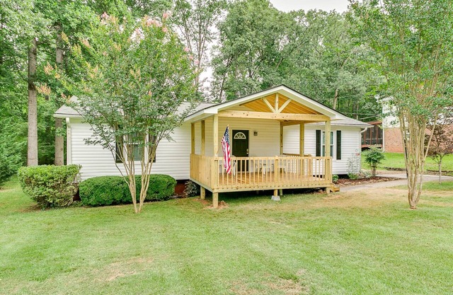 Centro de la ciudad Los viajeros descansan caminando hacia el sendero para bicicletas de pantano