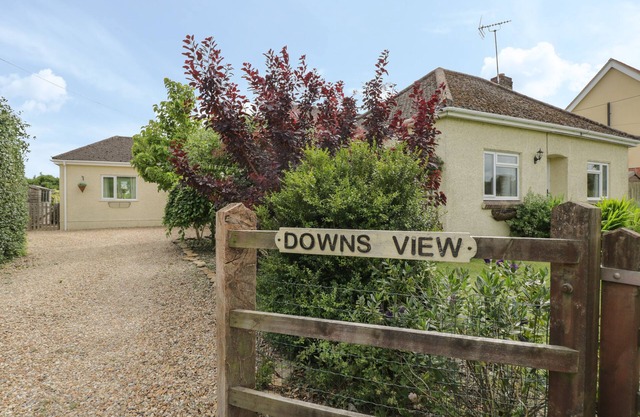 DOWNS VIEW, pet friendly, with a garden in Norton Ferris