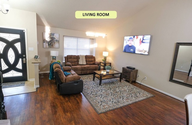 Downtown 18 Miles - 8 Beds