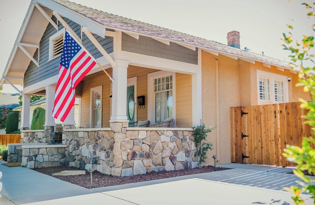 Downtown Clovis Vintage Charmer 2-bedroom Private Home w/AC in charming Clovis