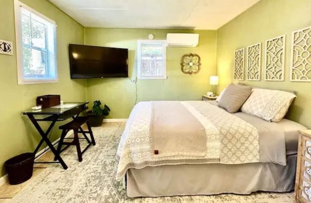 Downtown cottage 7 miles from beach