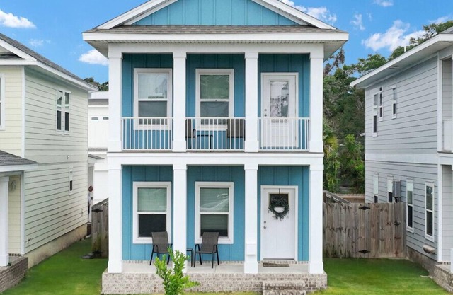 Downtown home + bay views + seafood market