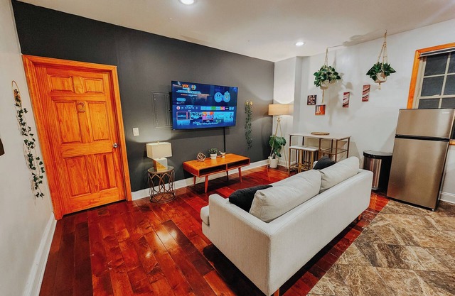 Downtown / King Bed / 2 En-Suite Bathrooms / 65"TV