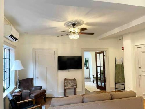 Downtown Knoxville Gem with King Bed and Free Parking