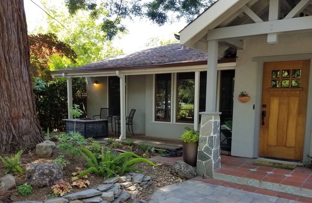 El centro de Lafayette bajo una secoya