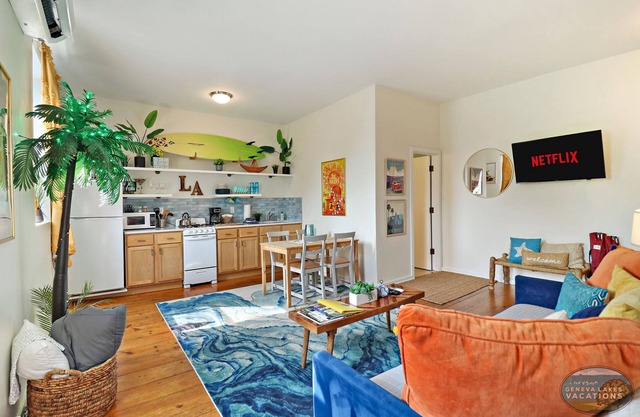 Downtown Lake Geneva - LA Suite |Fun Cali Vibe on Main St |Onsite Parking |Easy Access to the Beach
