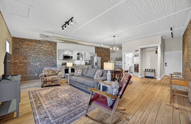 Downtown Loft w/Balcony. Walk to Shops & Eats.