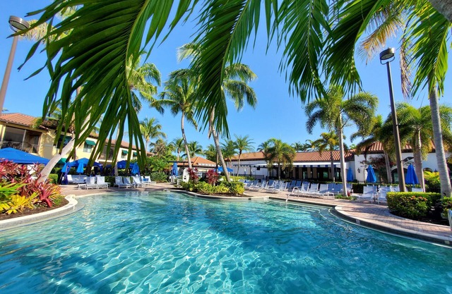 Downtown Resort Condo! Close to Shops, Restaurants & Beach. Fantastic Amenities!