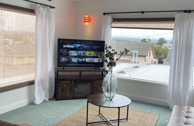 Downtown Retro Modern Flat, 3 blocks from the beach!