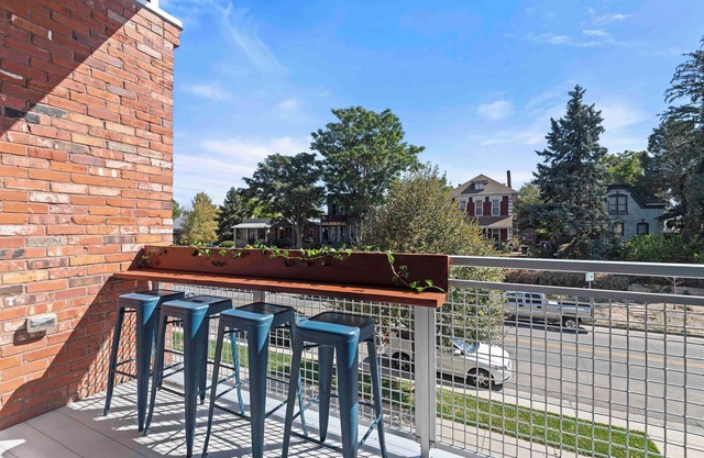 Downtown RiNo condo 1 block from top breweries and restaurants, monthly stays