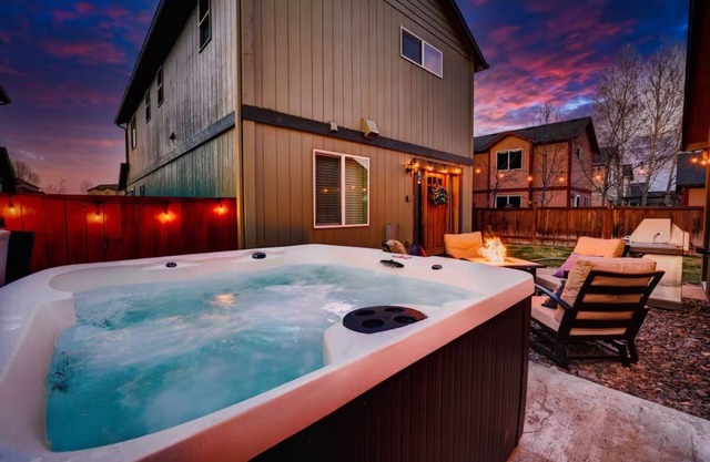 Downtown Sisters Suite - HOT TUB - Dog Friendly