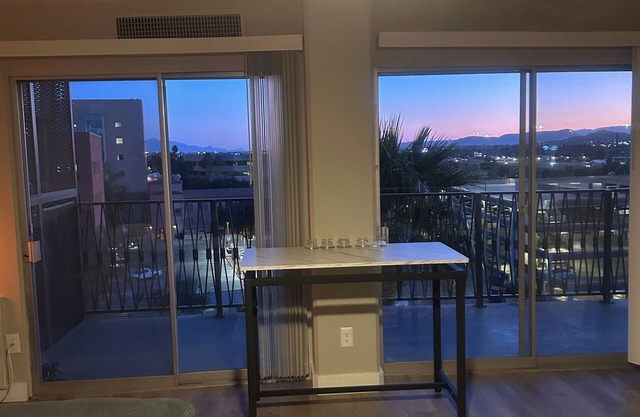 Downtown, Spacious 1bdrm, Desert Views, City Lights, Gym, Pool, & Free Wi-Fi.