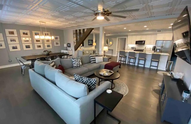 Downtown West Jefferson 3 bedroom apartment walking distance to everything.