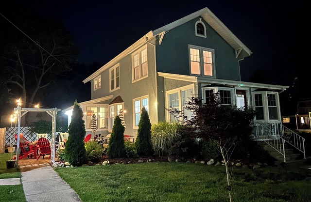 Downtown Williams Bay. Full house walk to restaurants, ice cream, bars & coffee