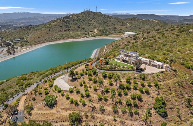 Dragon Point Villa, 8-Acre Oasis