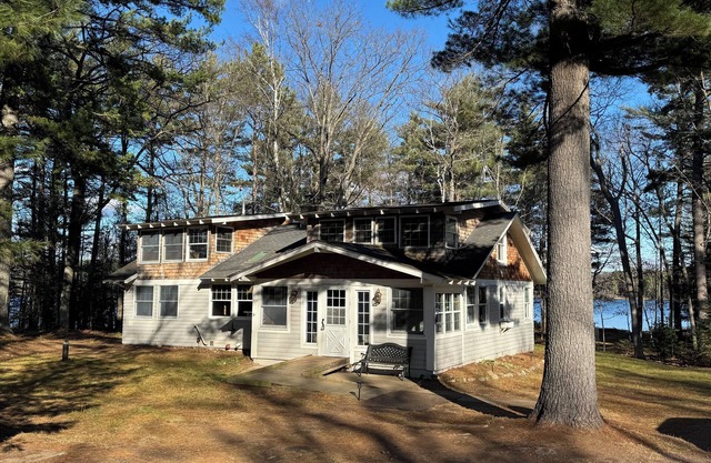 Dragonfly Point at Meta Lake: 5-bedroom cottage on 3 acres. Pet friendly!