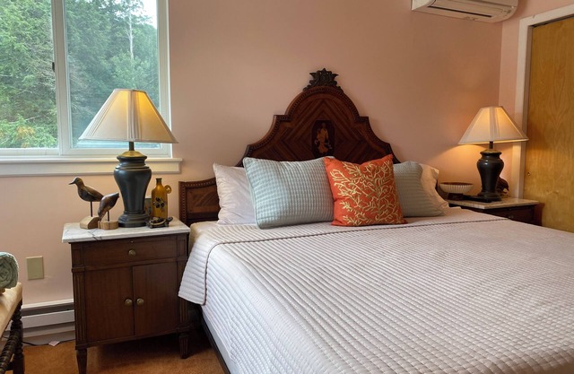 Dream house by a Pond, 3-bed home in Woodridge NY w/ WiFi, AC, embraced by trees