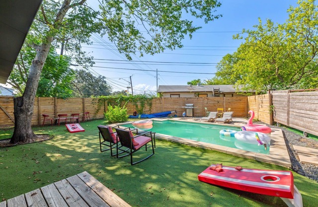Dream Stay w/ Pool & Hotub for up to 20 Guests, Mins to DT Austin!