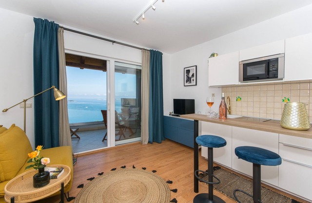 Apartamento con piscina, jacuzzi exterior y hermosas vistas al mar cerca de Dubrovnik