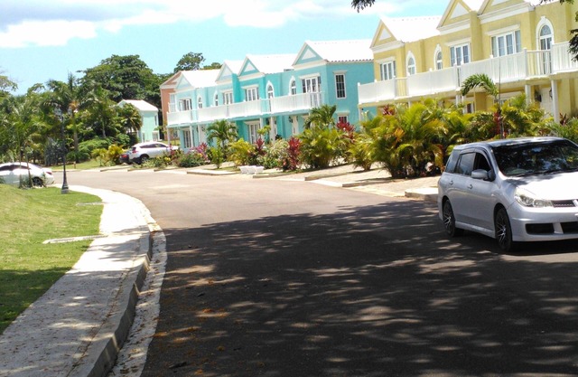 ¡"SUEÑOS HECHOS REALIDAD" es el condominio en Little Bay que está buscando disfrutar!