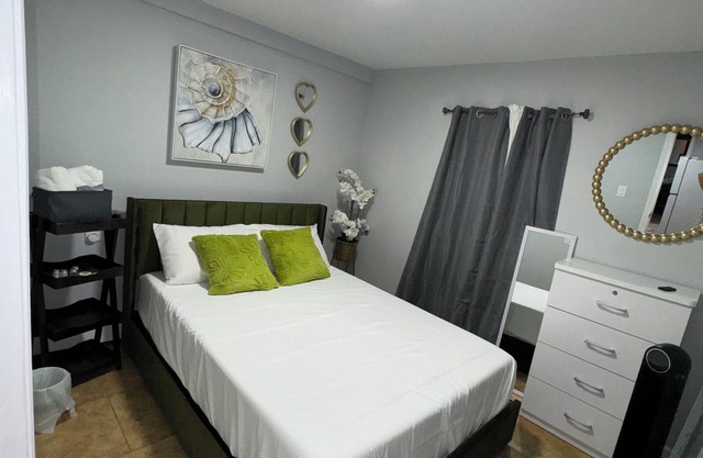 Dreamstay Guest house in Central Islip private entrance