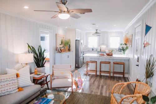 Dreamy Cottage 2 Blocks to Beach, Boardwalk & Lake