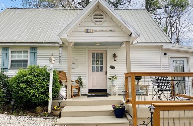 Dreamy Lakefront Cottage on Lay Lake
